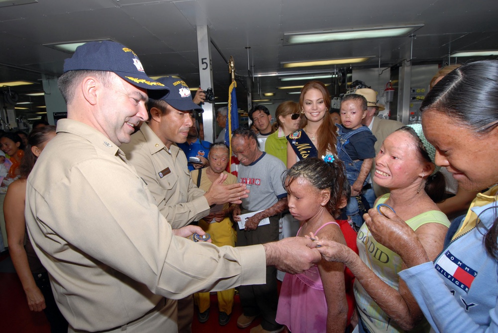 Miss Ecuador World Visits Patients