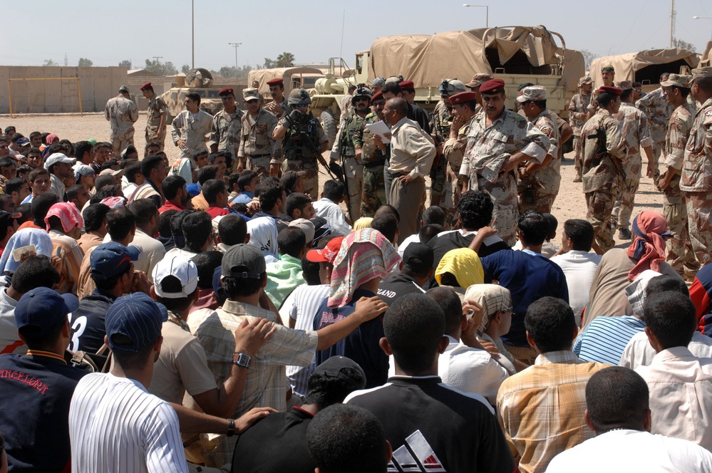 Iraqi recruits head to basic training