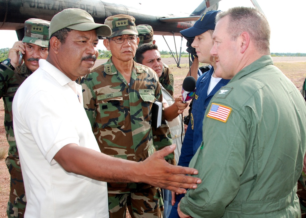 USS Wasp (LHD 1) Executive Officer Capt. Daniel Fillion meets with Puerto C