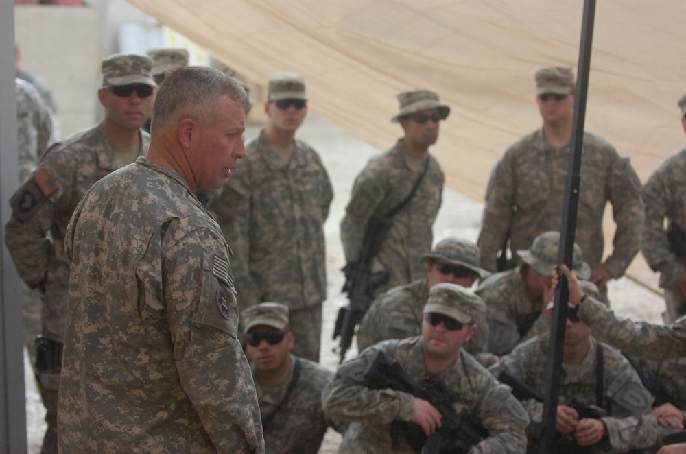 Army Europe Commander Visits 'Vanguards'