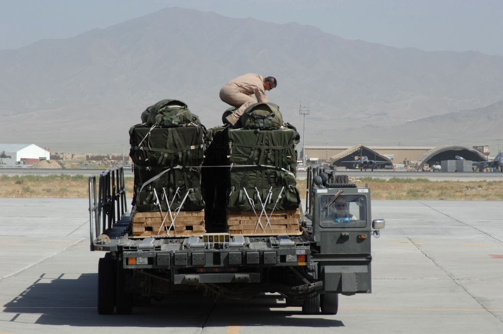 c-130 Hercules aircraft high altitude airdrop