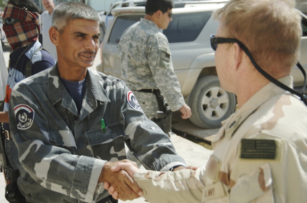 U.S. Navy SEAL meets with Iraqi police chief