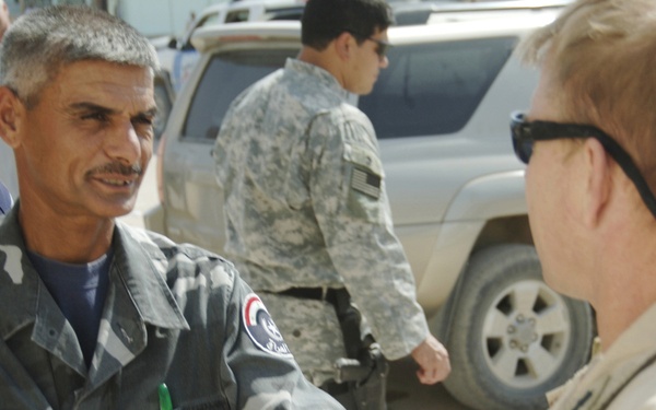 U.S. Navy SEAL meets with Iraqi police chief