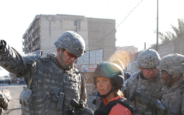 Katie Couric Tours Baghdad Market With Army Commanders