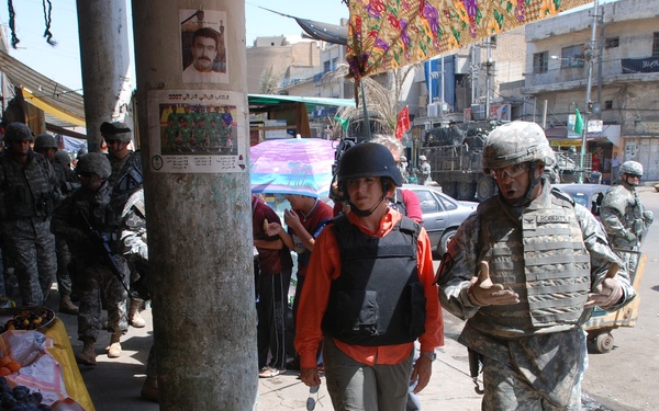 Katie Couric Tours Baghdad Market With Army Commanders
