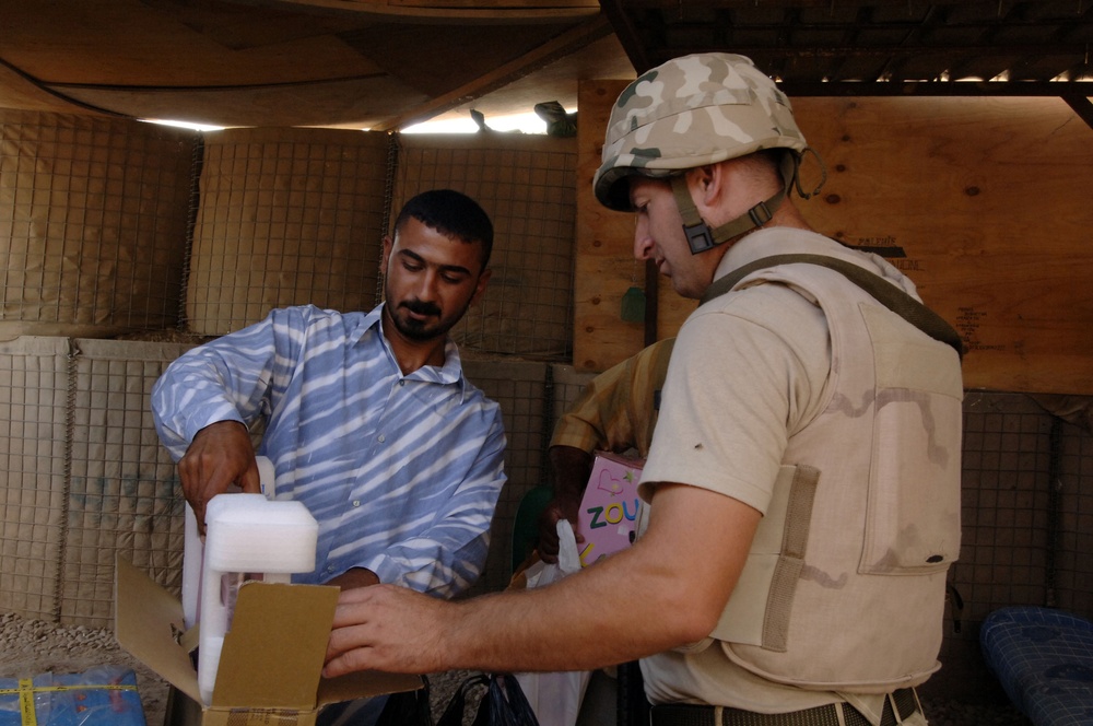 Polish Soldiers Manage Checkpoint in Iraq