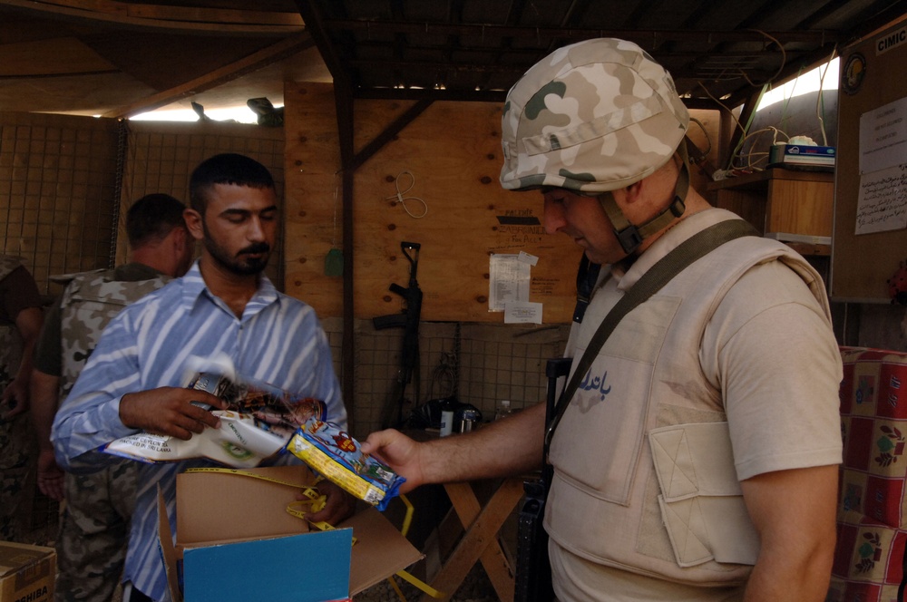 Polish Soldiers Manage Checkpoint in Iraq