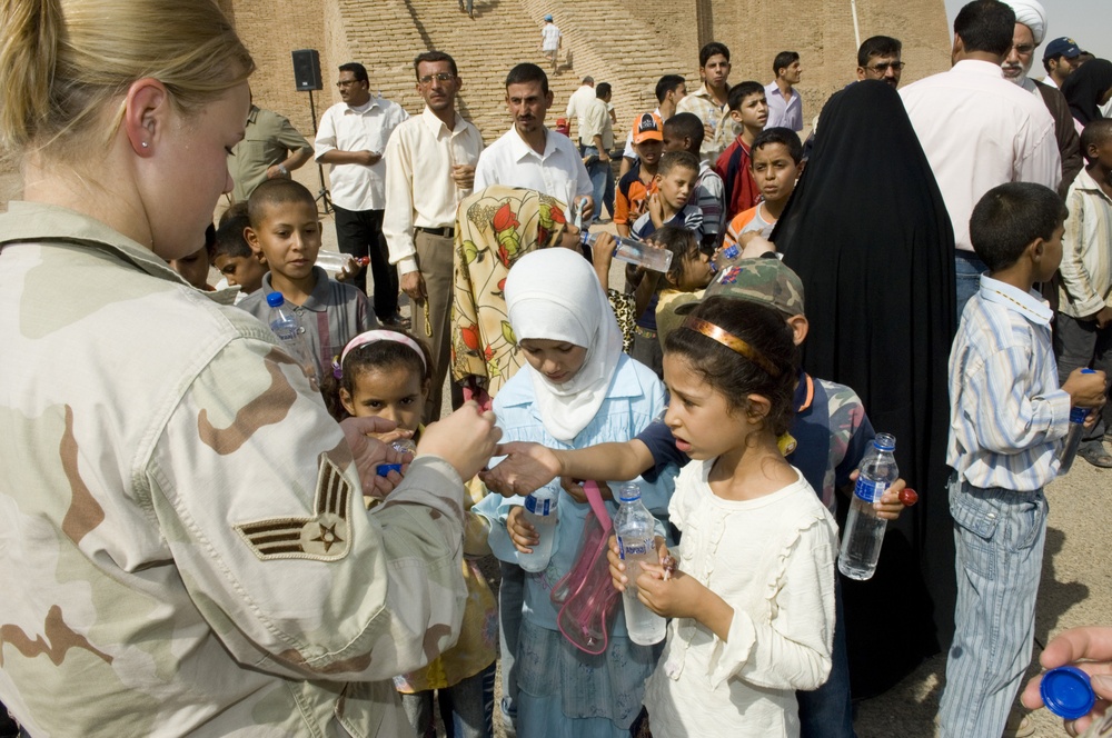 Airmen, Soldiers, Share Experience of Ziggurat in Ur With Iraqi People