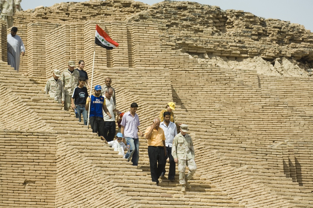 Airmen, Soldiers, Share Experience of Ziggurat in Ur With Iraqi People