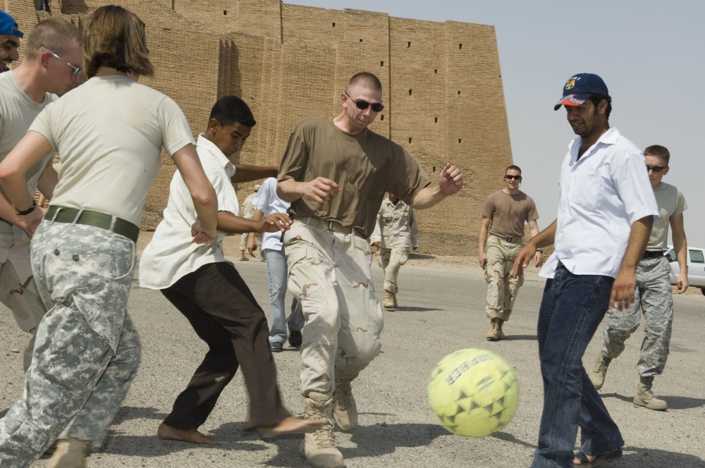 Airmen, Soldiers, Share Experience of Ziggurat in Ur With Iraqi People
