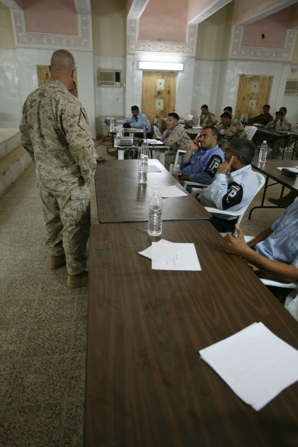 Iraqi policemen attend small arms weapons intructor course