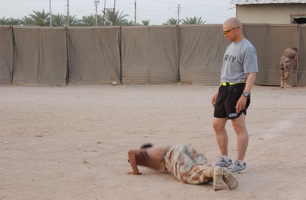 Soldiers Train Iraqi Army Recruits