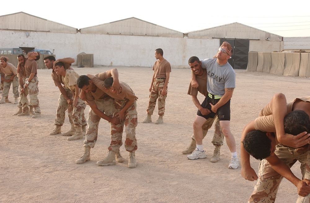 Soldiers Train Iraqi Army Recruits