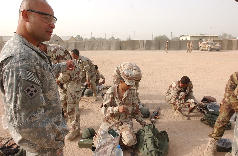 Soldiers Train Iraqi Army Recruits