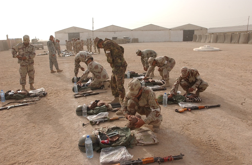 Soldiers Train Iraqi Army Recruits