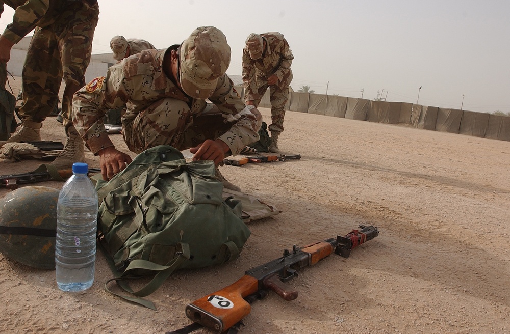 Soldiers Train Iraqi Army Recruits