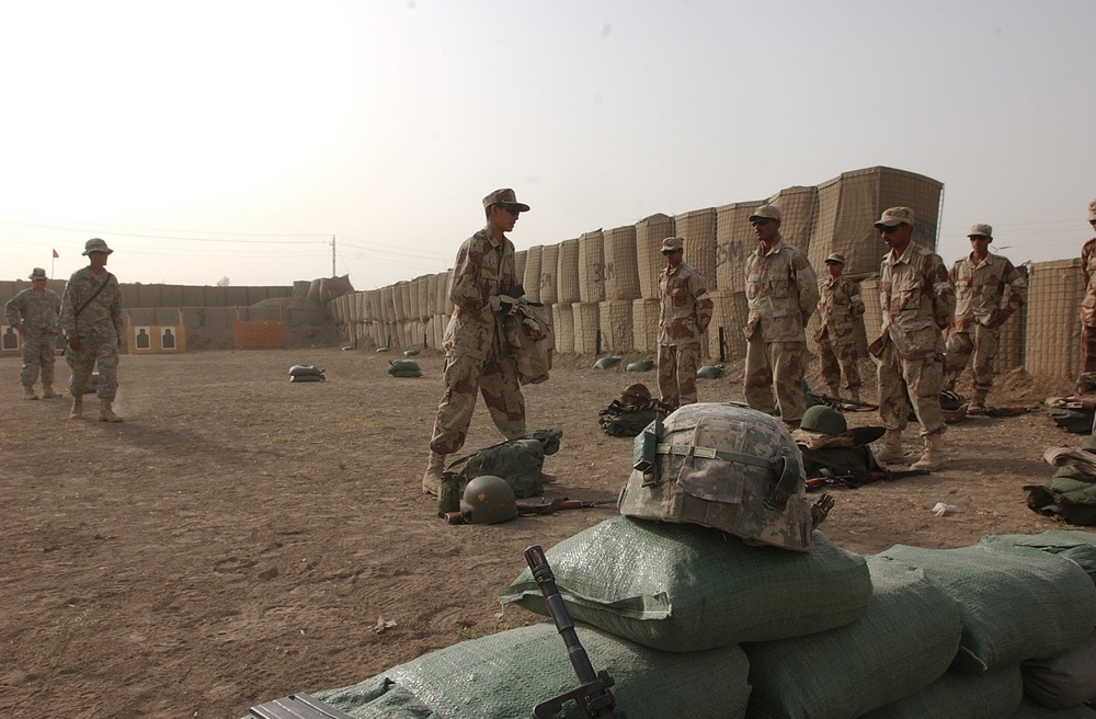 Soldiers Train Iraqi Army Recruits