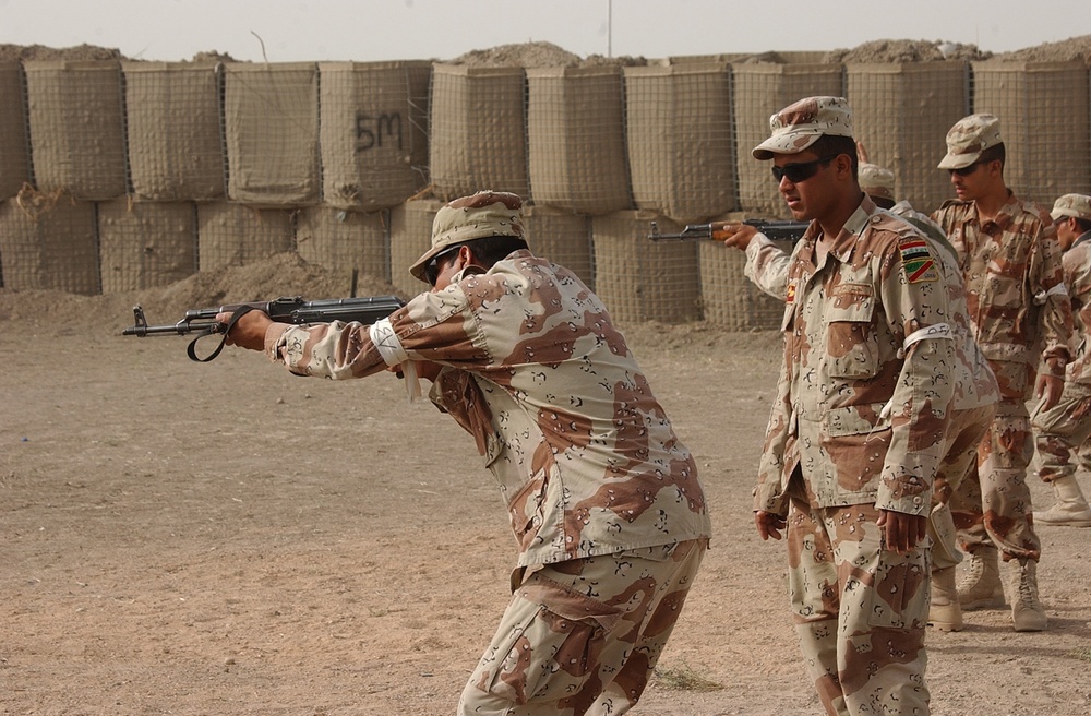 Soldiers Train Iraqi Army Recruits