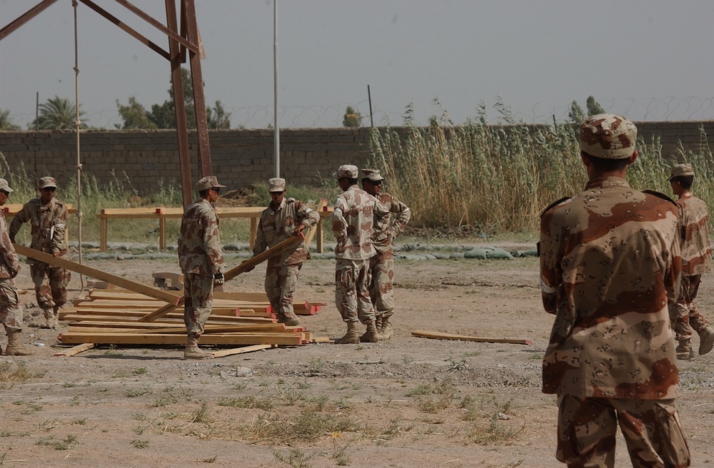 Soldiers Train Iraqi Army Recruits