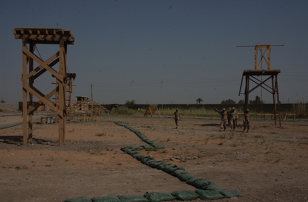 Soldiers Train Iraqi Army Recruits