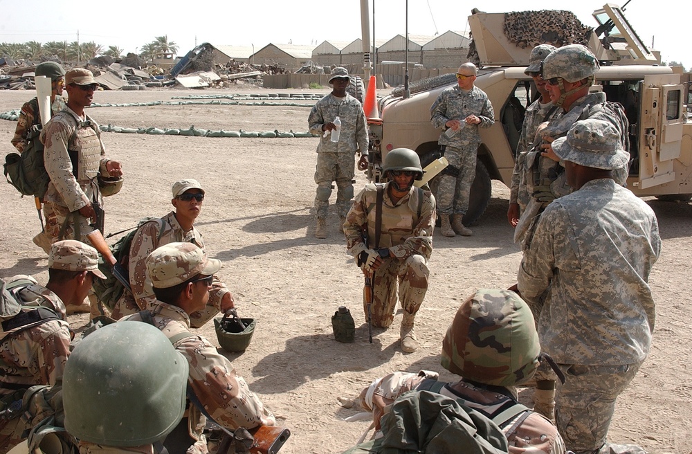 Soldiers Train Iraqi Army Recruits