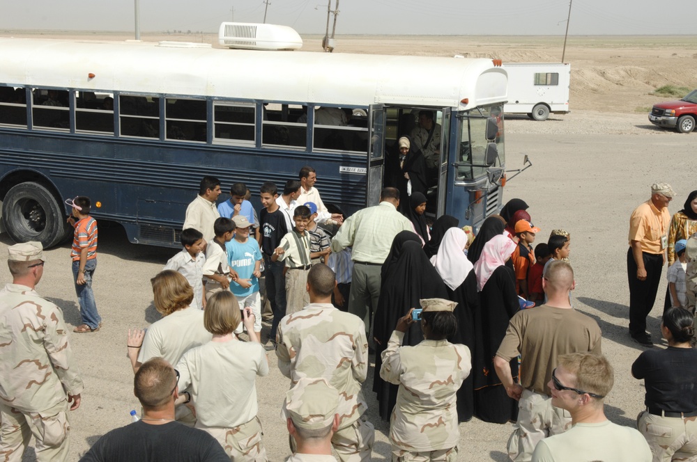 Iraqi residents visit ziggurat