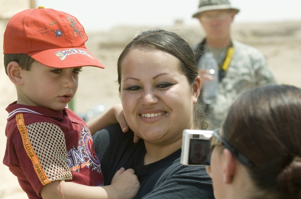 Iraqi residents visit ziggurat