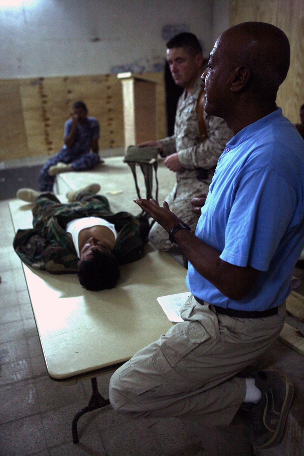 seamen teaches first aid to Iraqi provincial security forces recruits