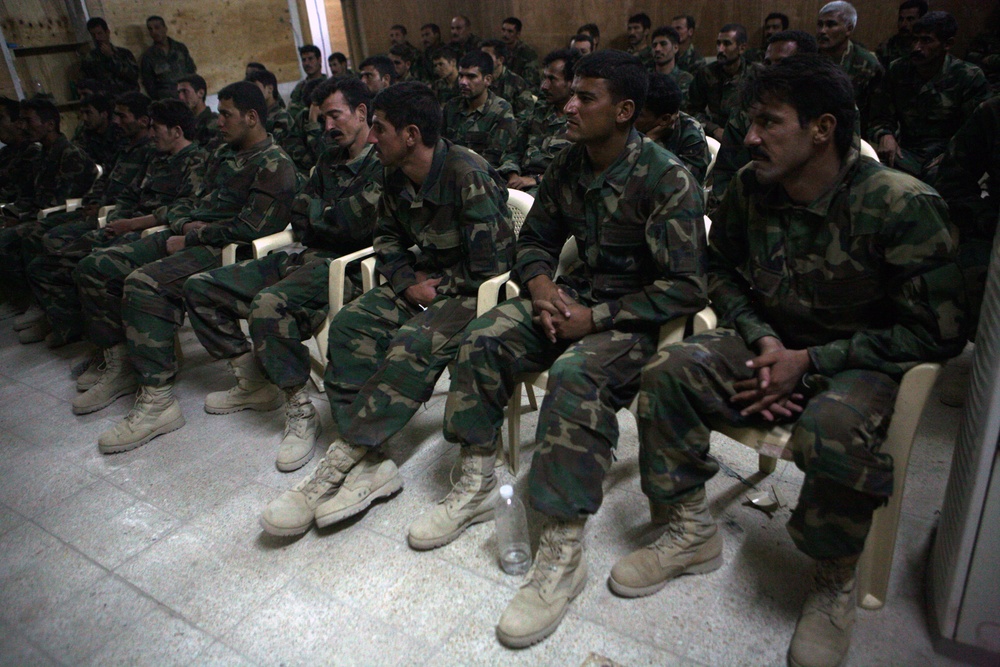 seamen teaches first aid to Iraqi provincial security forces recruits