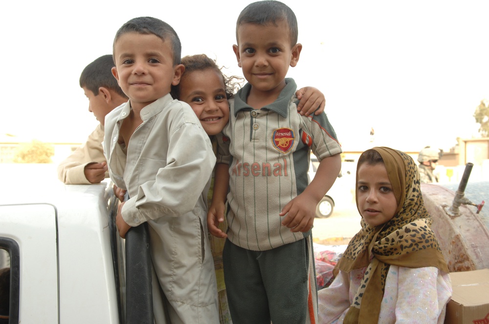 Psy Ops Soldiers Talk With Iraqis