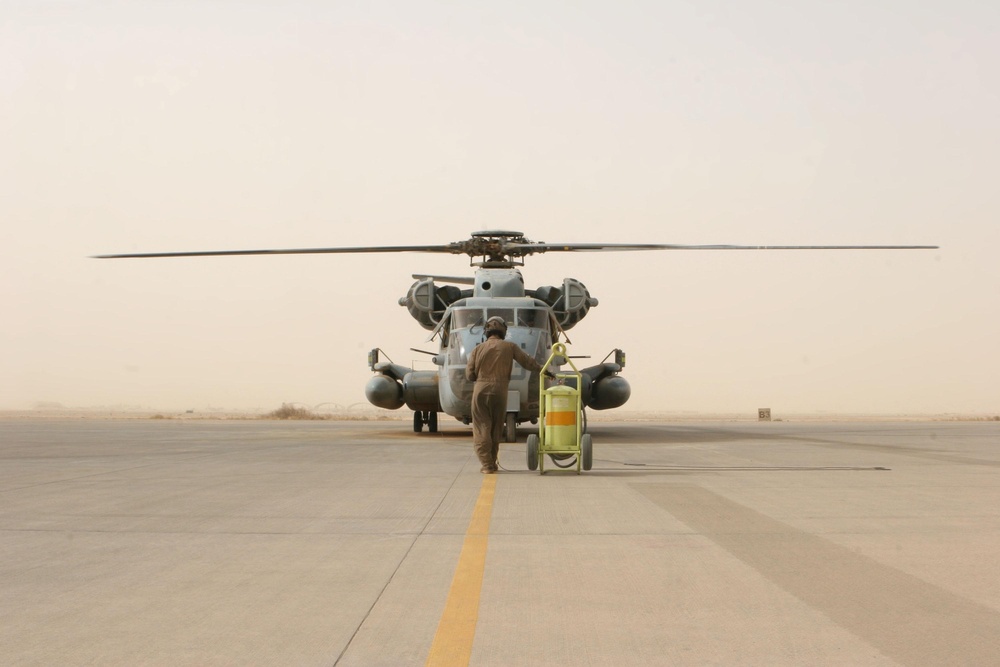 Marines Maintain CH-53D Sea Stallion in Iraq