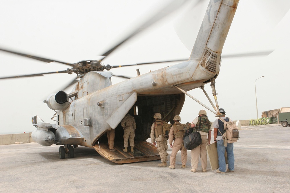 Marines Maintain CH-53D Sea Stallion in Iraq