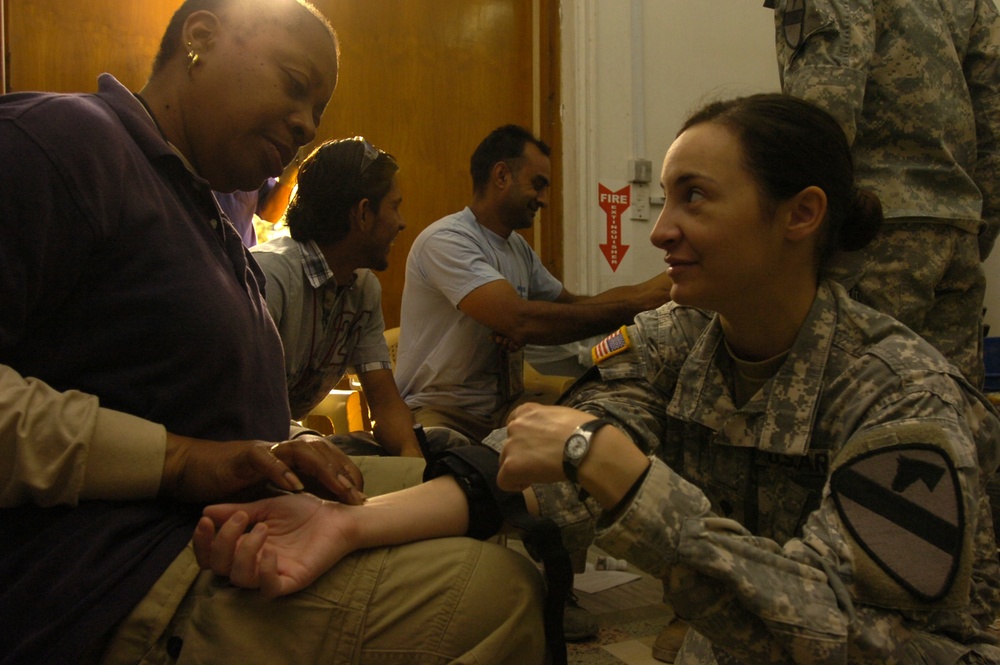 15th BSB medics provide first aid training to AAFES employees