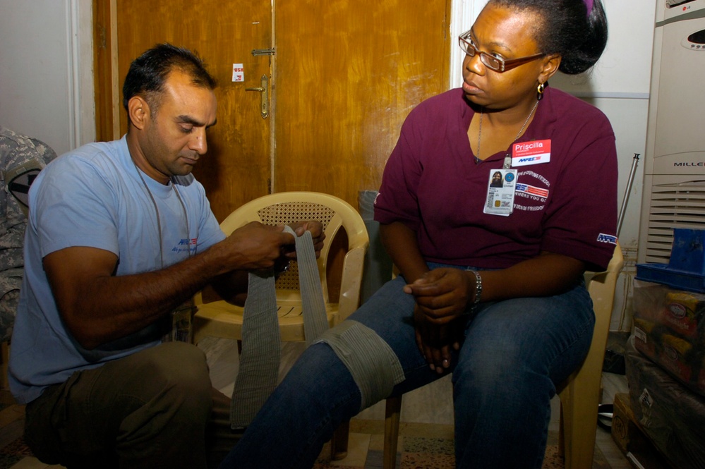 15th BSB medics provide first aid training to AAFES employees