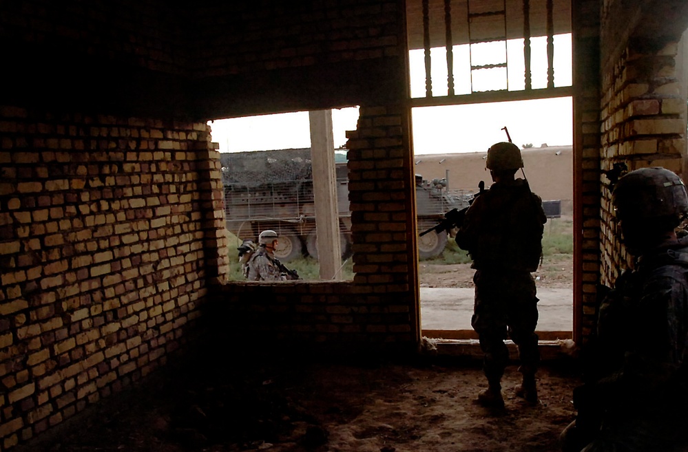 U.S. and Iraqi Security Forces Clear Baqubah Neighborhood