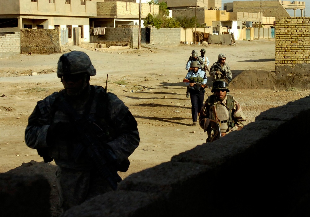 U.S. and Iraqi Security Forces Clear Baqubah Neighborhood