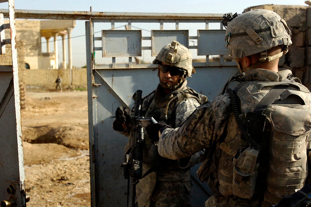 U.S. and Iraqi Security Forces Clear Baqubah Neighborhood