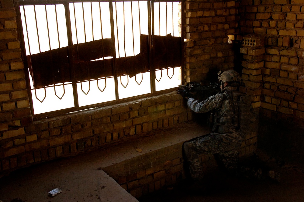 U.S. and Iraqi Security Forces Clear Baqubah Neighborhood