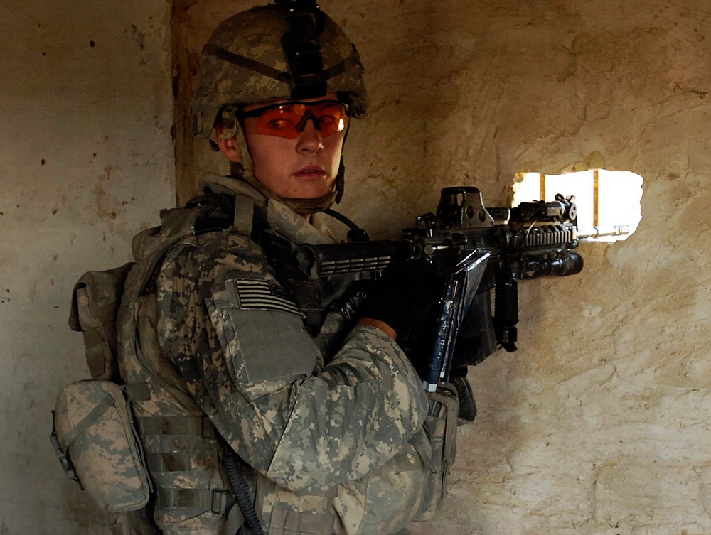 U.S. and Iraqi Security Forces Clear Baqubah Neighborhood