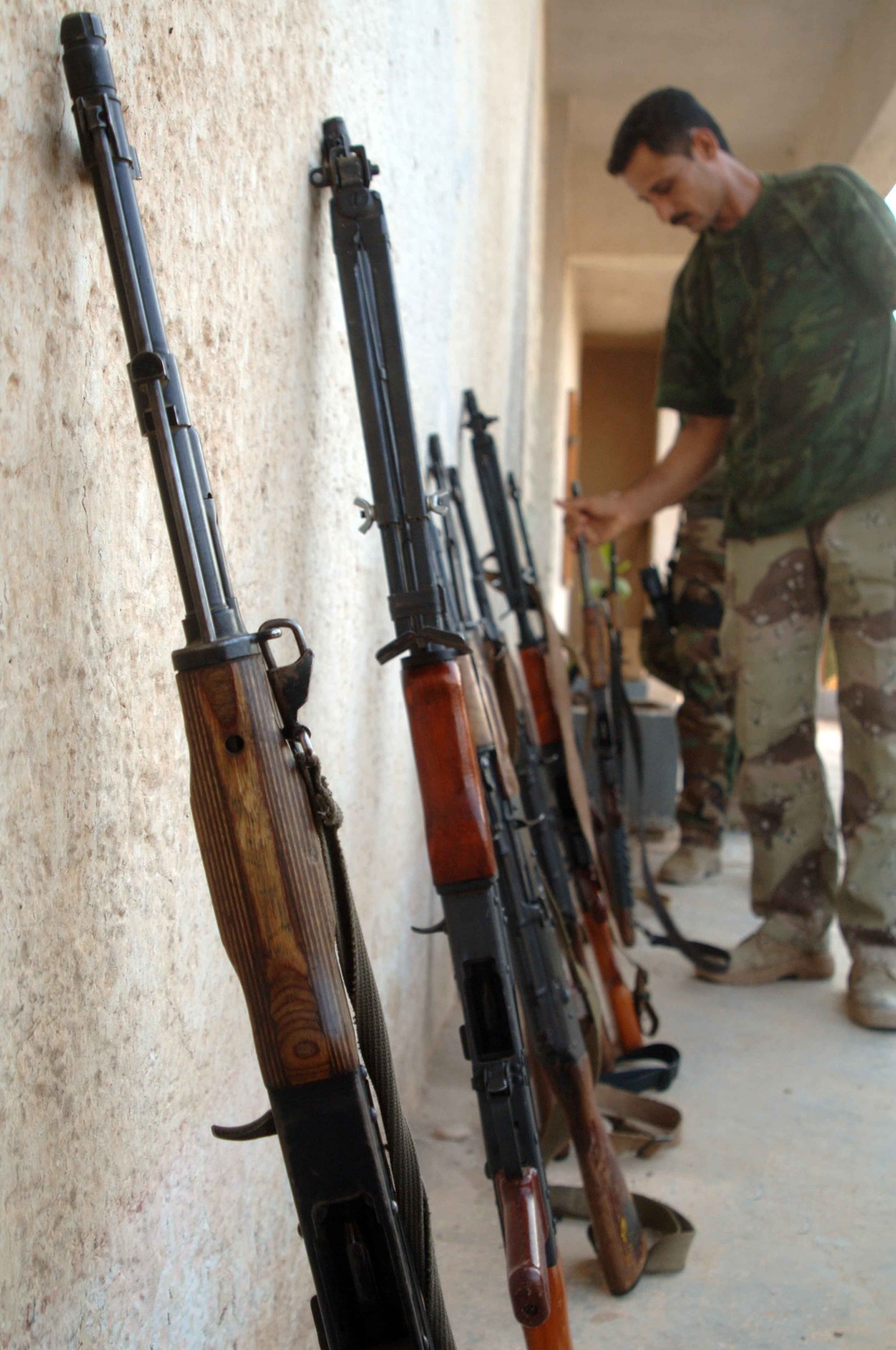 iraqi army soldiers conduct room clearing procedures