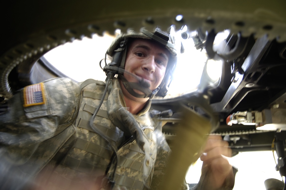 Soldier scans streets for insurgent activity