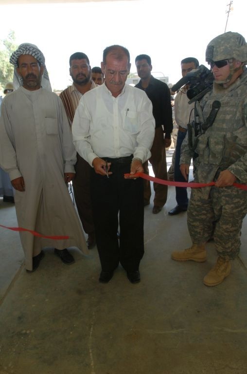 Iraqis, coalition troops open refurbished school
