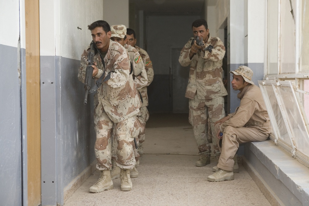 Iraqi soldiers practice clearing buildings