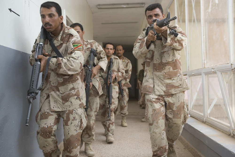 Iraqi soldiers practice clearing buildings