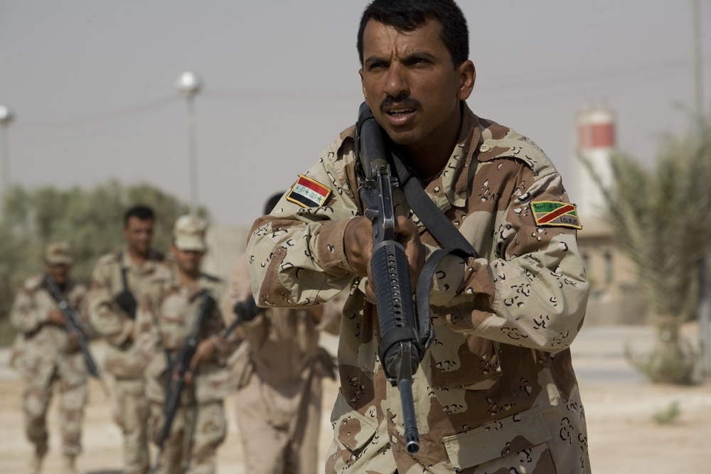 Iraqi soldiers practice clearing buildings