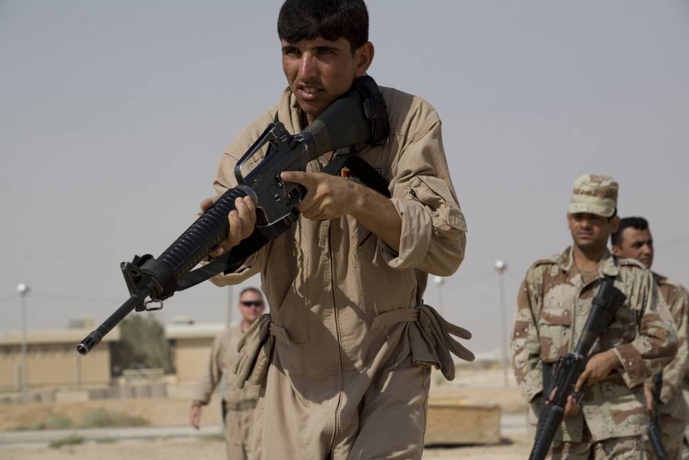 Iraqi soldiers practice clearing buildings