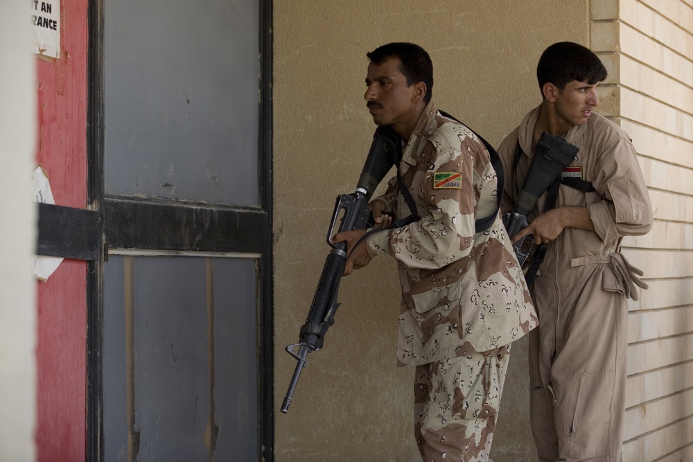 Iraqi soldiers practice clearing buildings