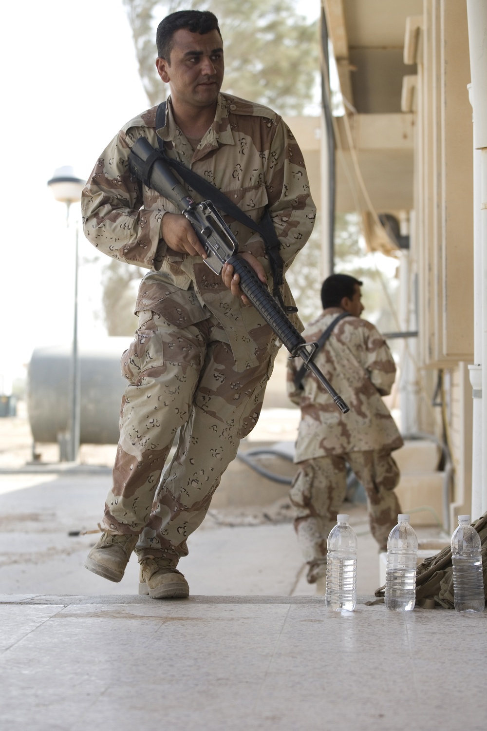 Iraqi soldiers practice clearing buildings