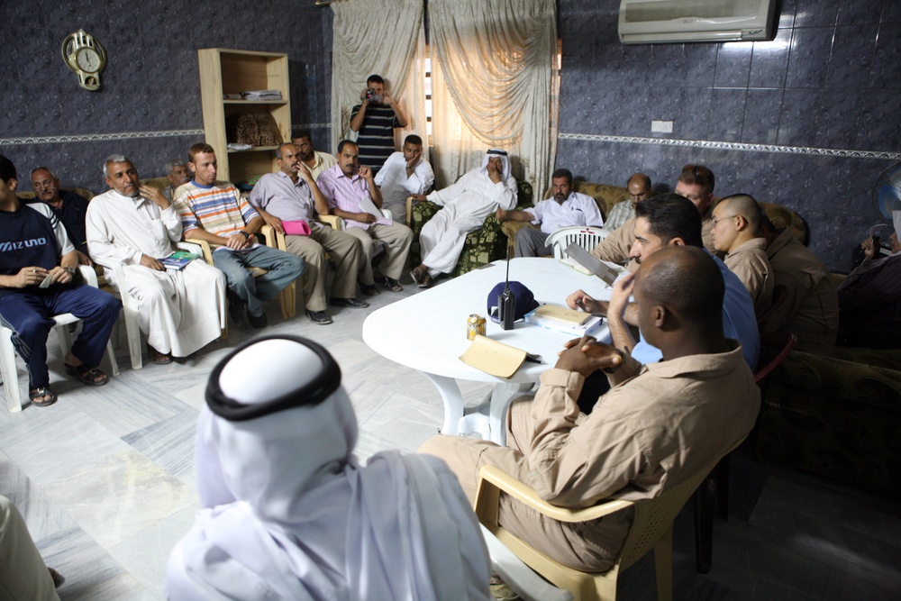 marines meet with local community