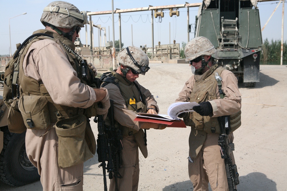 Marines visit Checkpoints in Al Namer